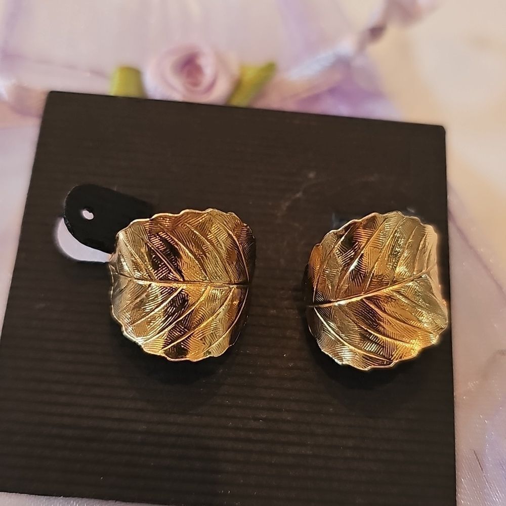Gold leaf earing clip on, curved aspen hinged screwback Napier